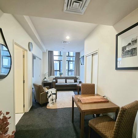 Urban Deco Apartment On Queen Street Auckland Zimmer foto