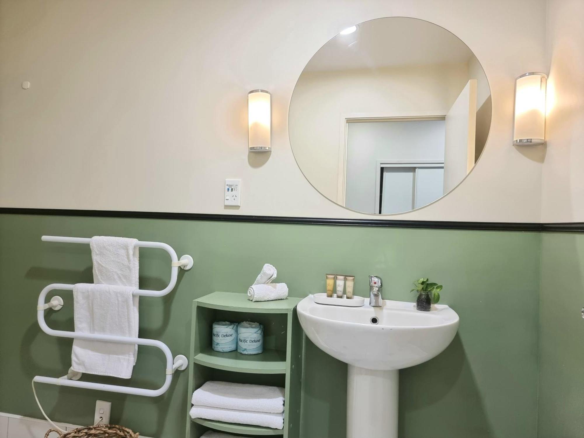 Urban Deco Apartment On Queen Street Auckland Zimmer foto