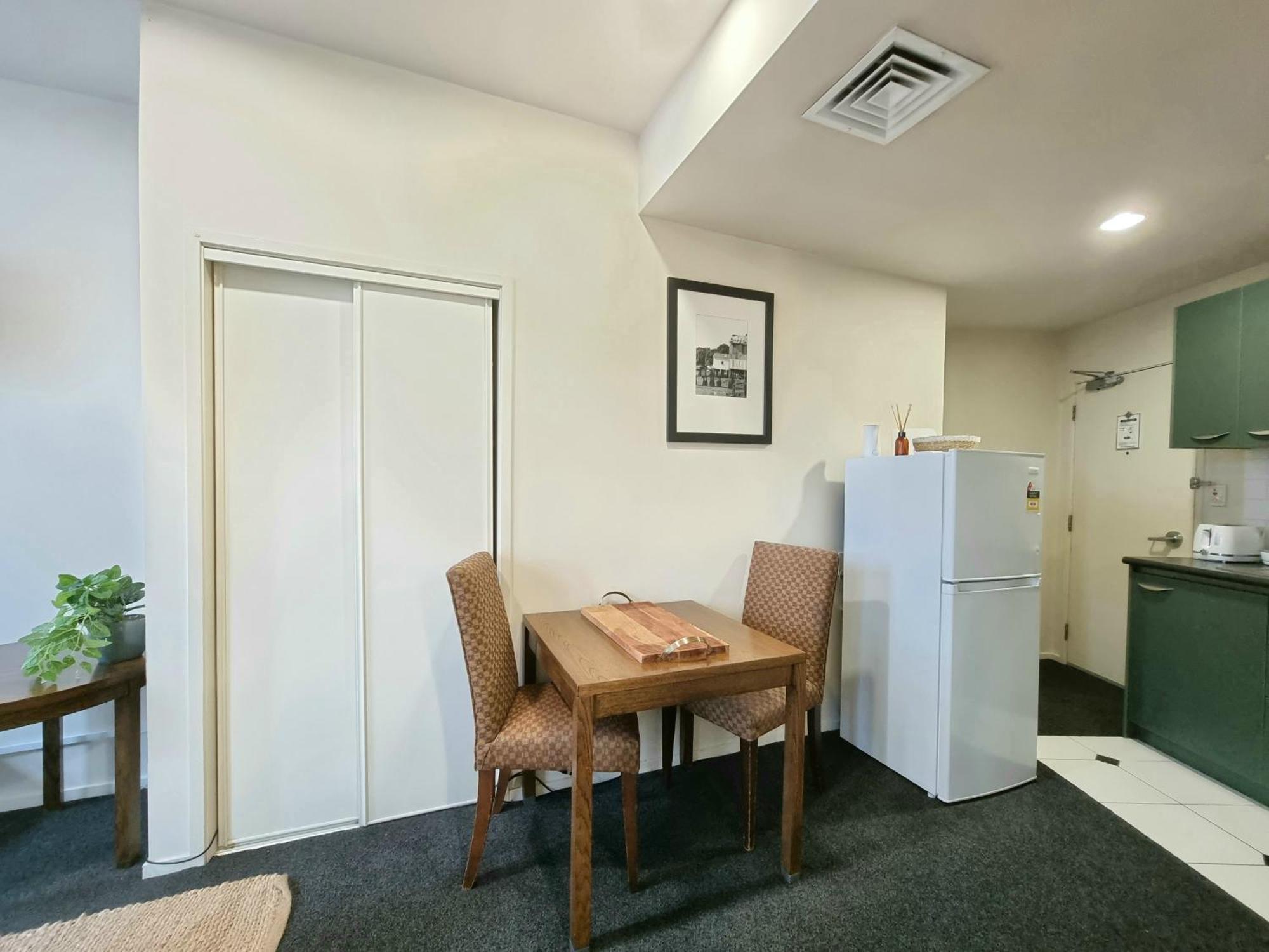 Urban Deco Apartment On Queen Street Auckland Zimmer foto