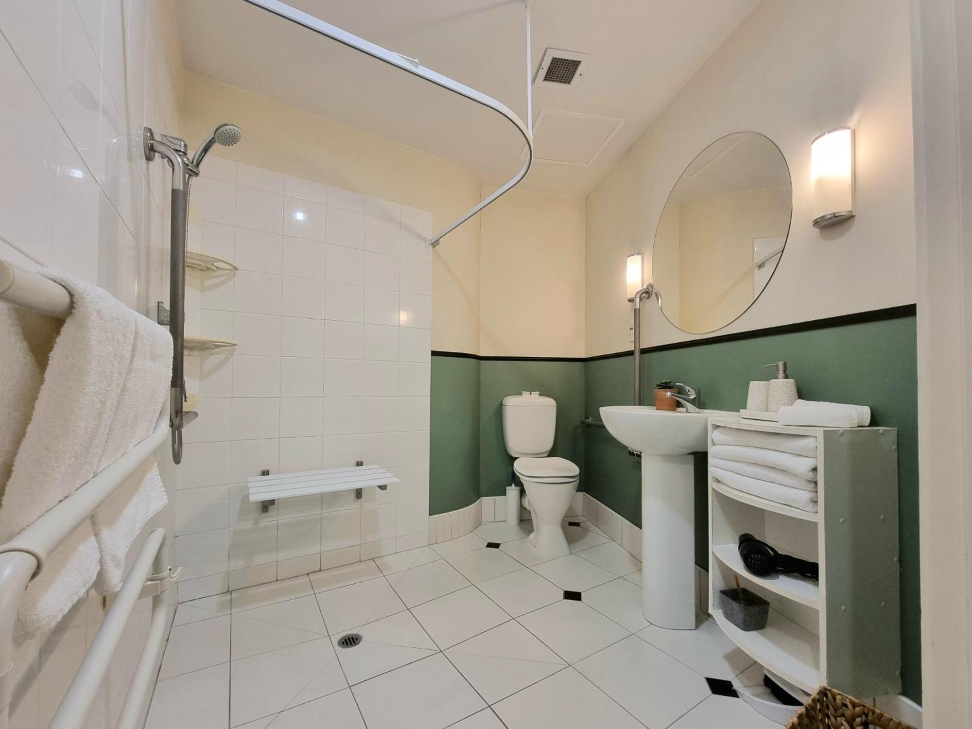 Urban Deco Apartment On Queen Street Auckland Zimmer foto
