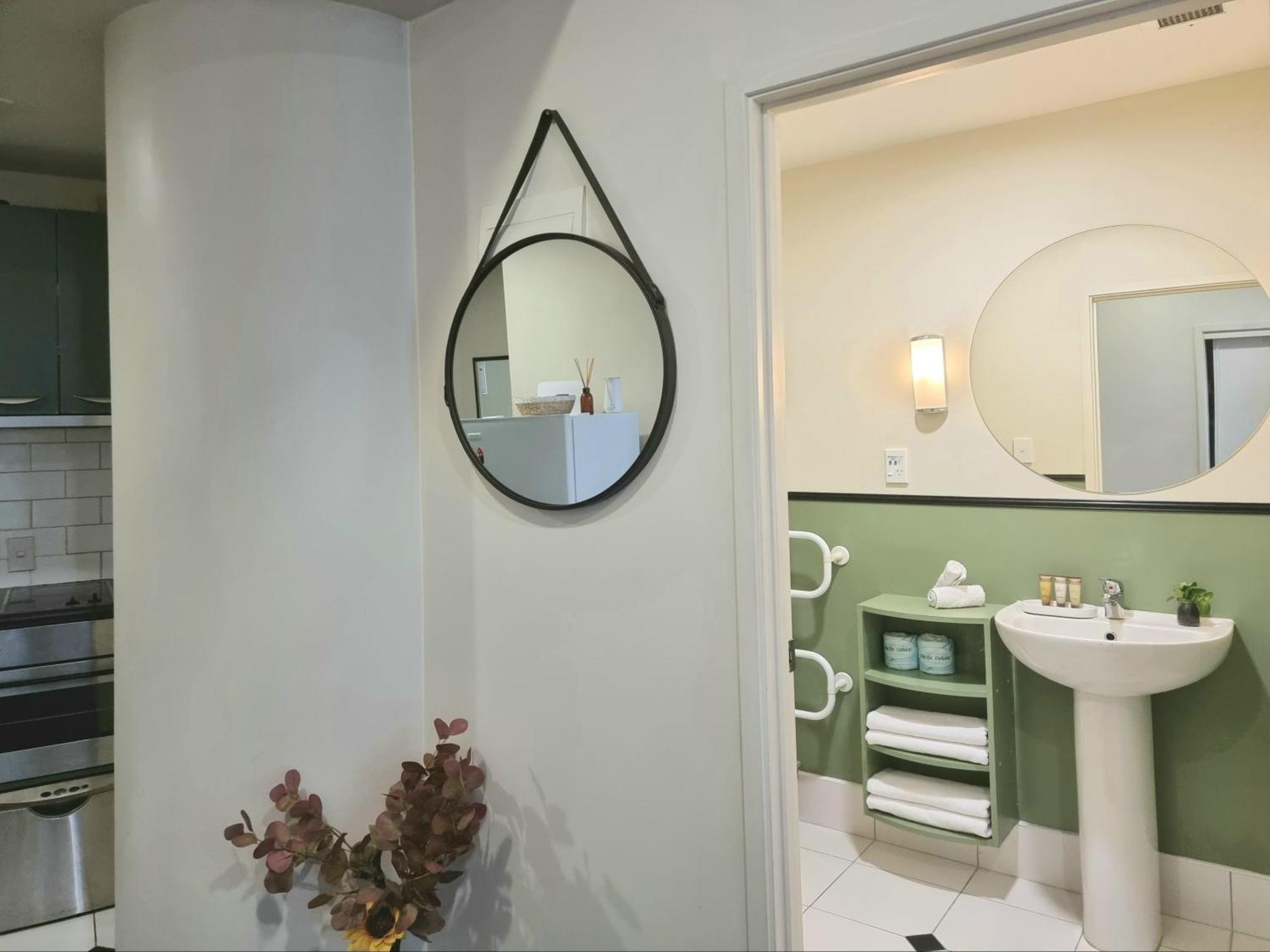 Urban Deco Apartment On Queen Street Auckland Zimmer foto