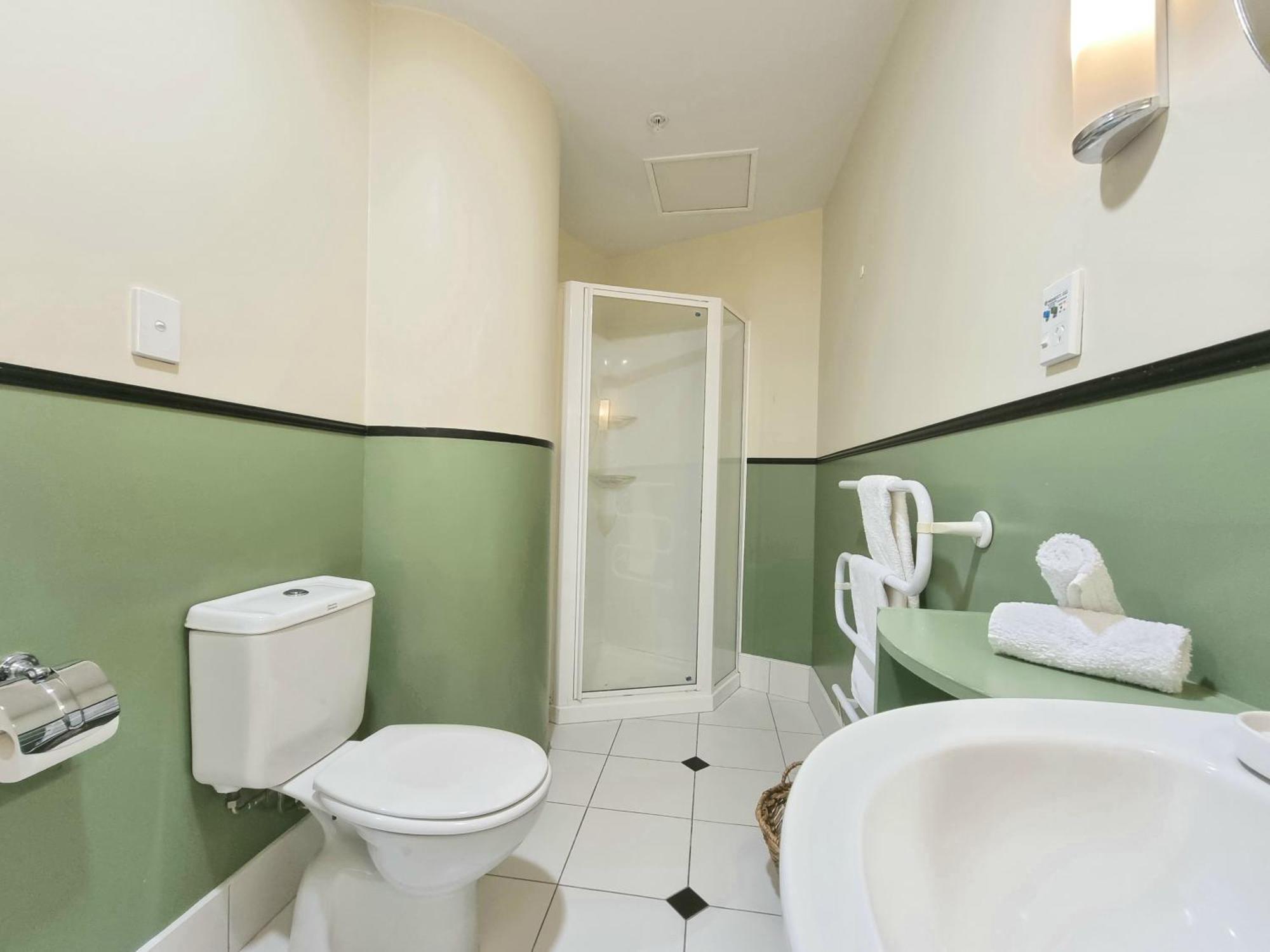 Urban Deco Apartment On Queen Street Auckland Zimmer foto