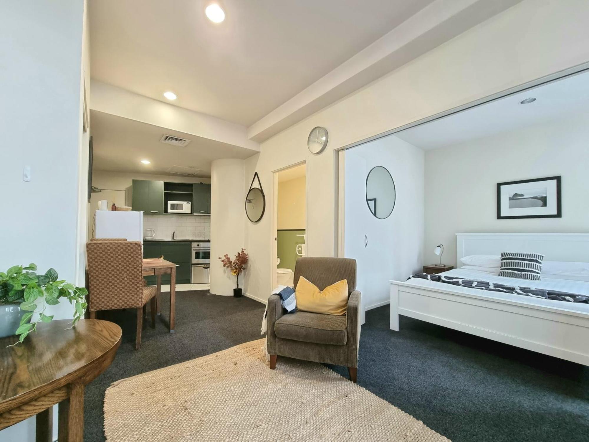 Urban Deco Apartment On Queen Street Auckland Zimmer foto