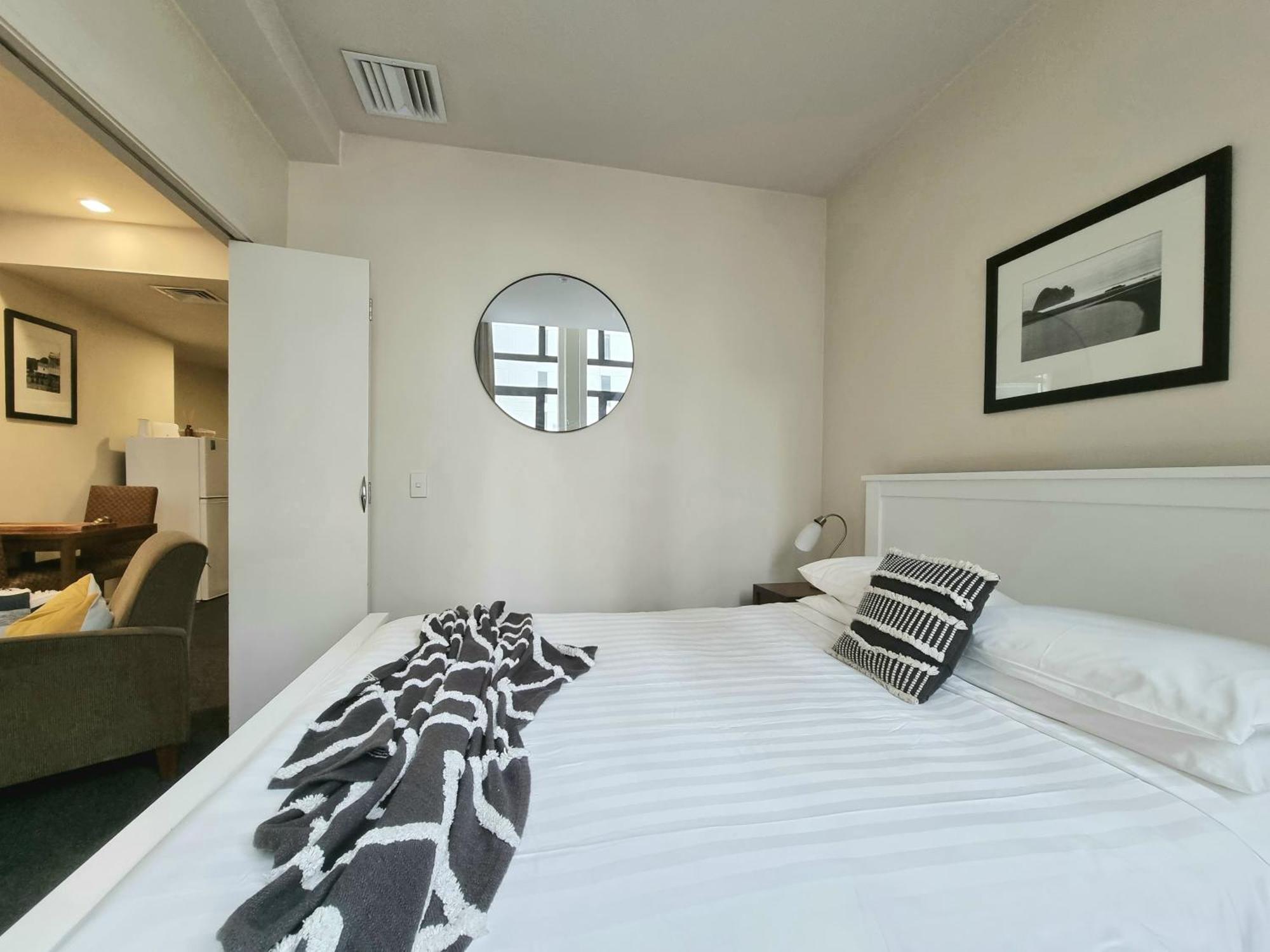 Urban Deco Apartment On Queen Street Auckland Zimmer foto