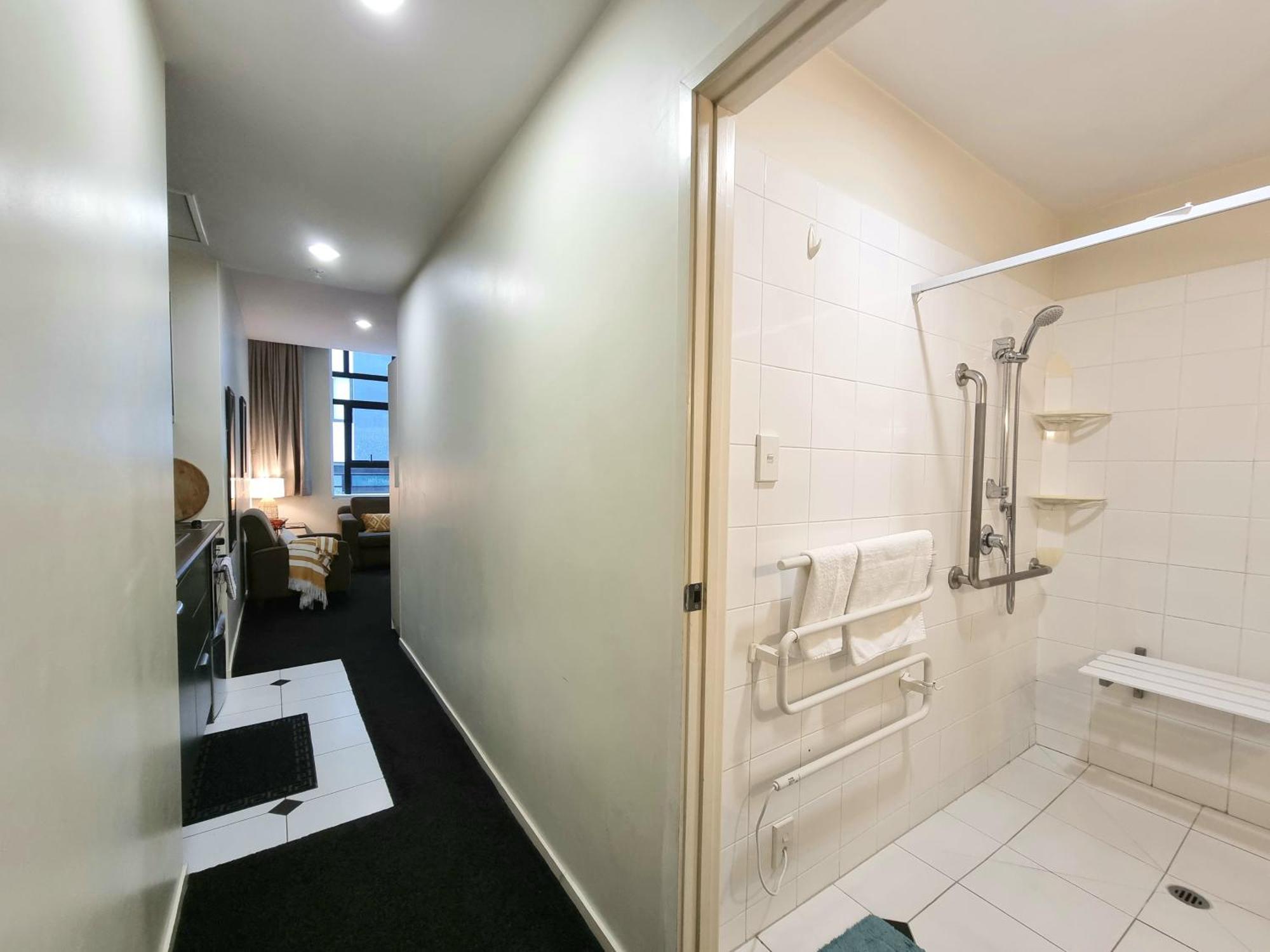 Urban Deco Apartment On Queen Street Auckland Zimmer foto
