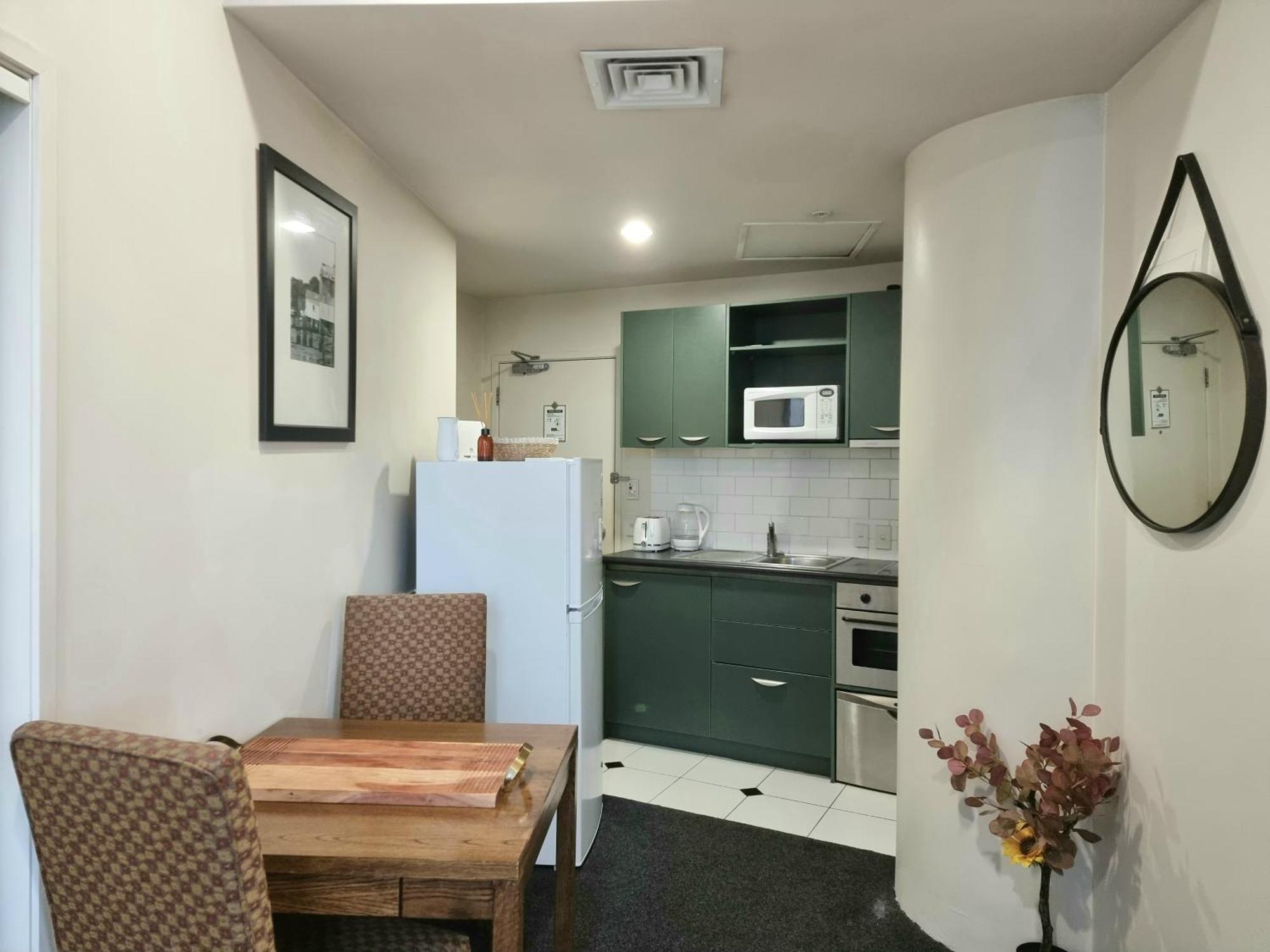 Urban Deco Apartment On Queen Street Auckland Zimmer foto