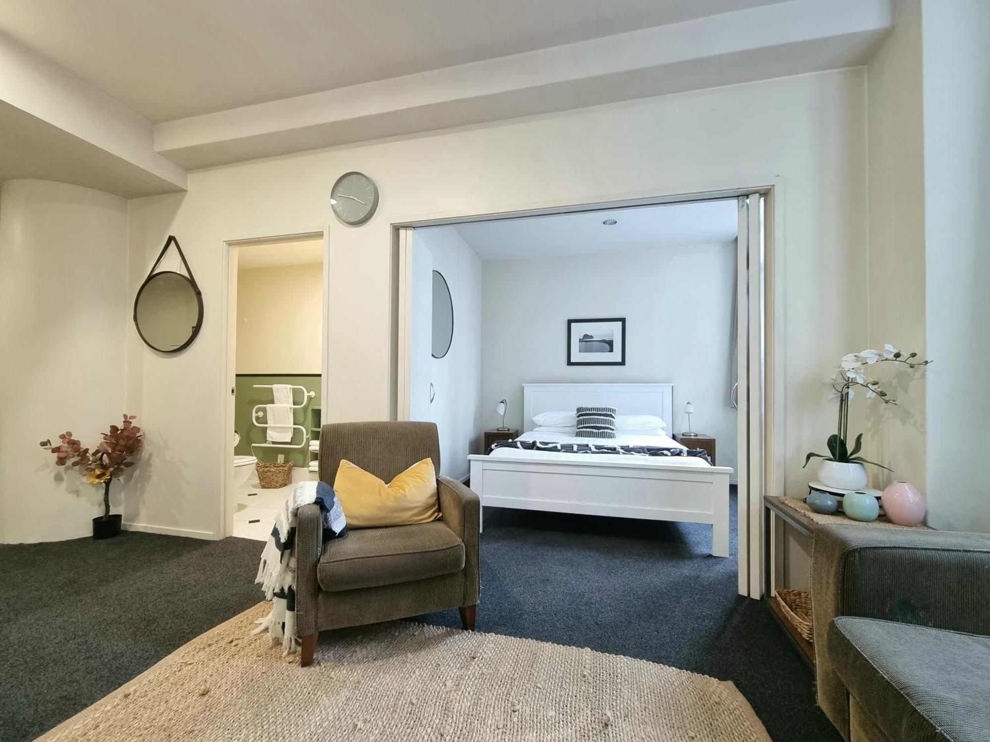 Urban Deco Apartment On Queen Street Auckland Zimmer foto