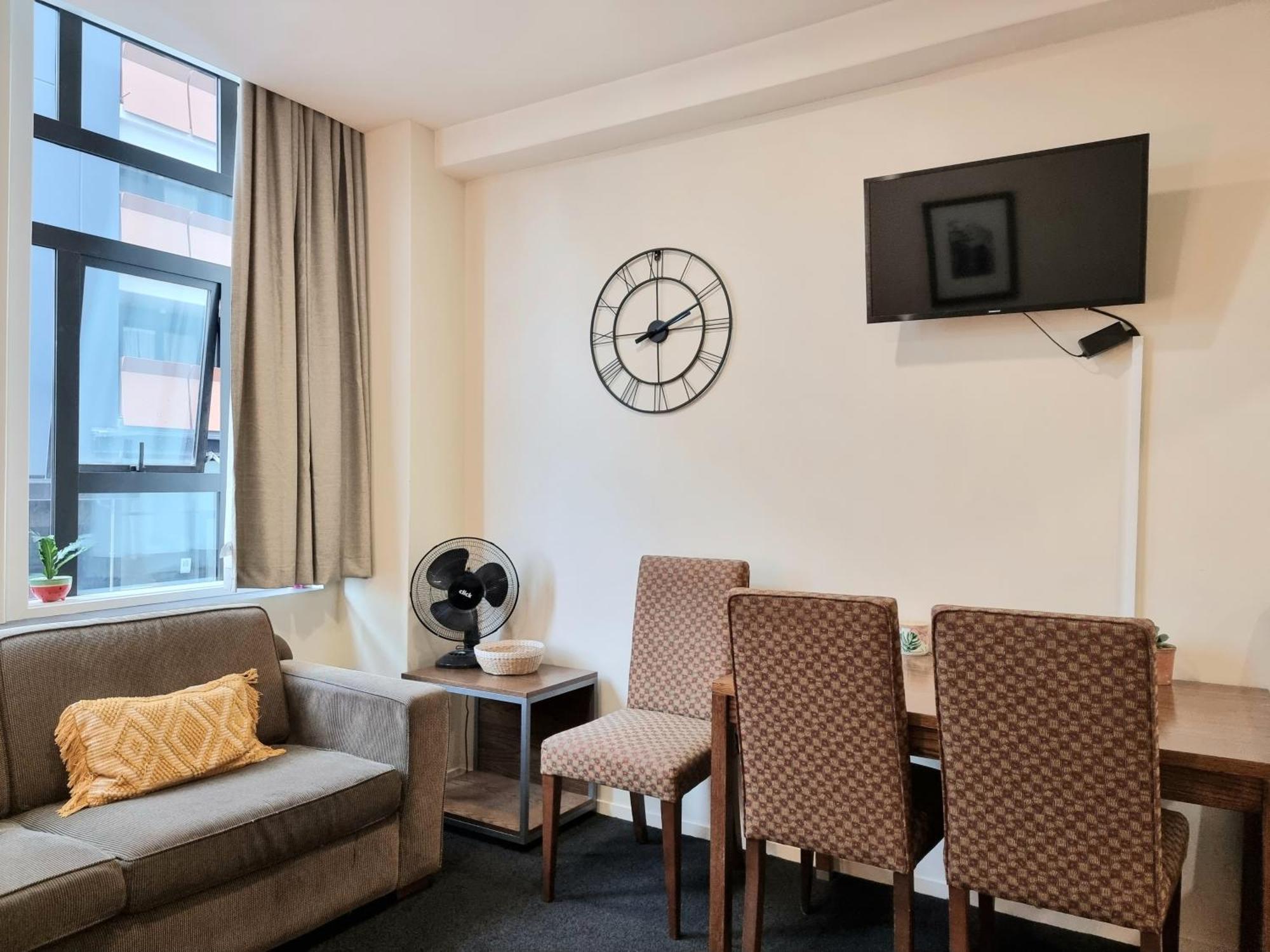 Urban Deco Apartment On Queen Street Auckland Zimmer foto